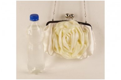 Balta medžiaginė papuošta šviesia gėlyte su dviem bumbulais moteriška delninukė 1