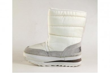 Balti su lipdukais šone pluoštiniai sniego batai su kailiu 2011 1